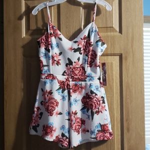 Cute flowered romper white NWT Hot Kiss floral pink M medium